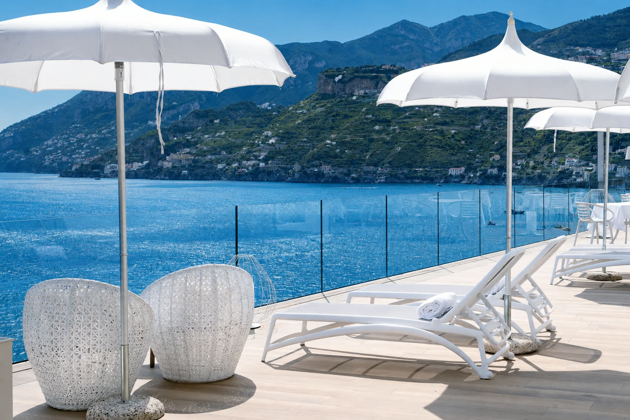 Solarium piscina con vista sulla Costiera Amalfitana