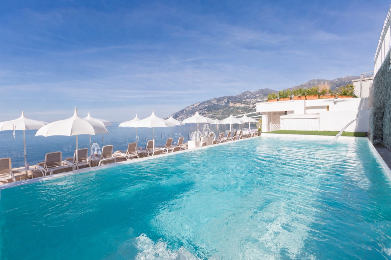Piscina a sfioro panoramica con vista sulla Costiera Amalfitana