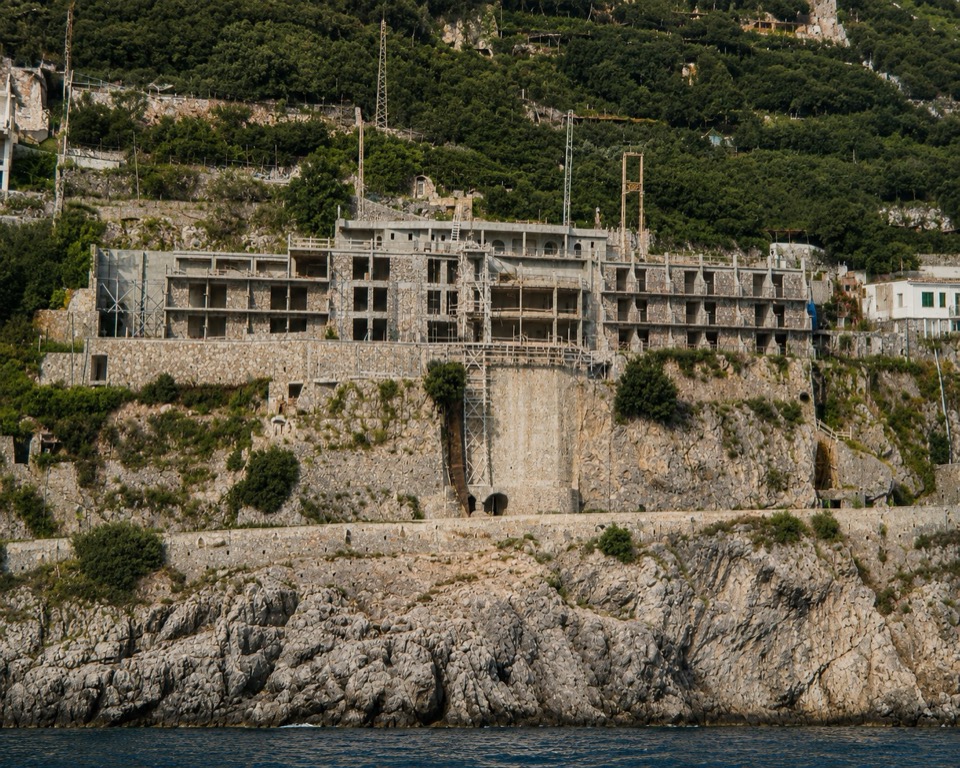 Costruzione Hotel Due Torri, fase di completamento